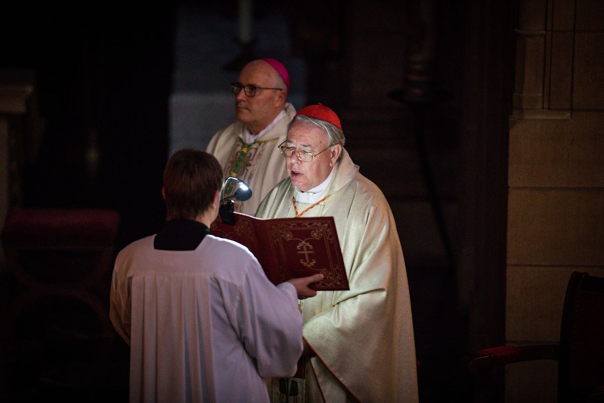 Weihbischof Leo Wagener (links) und Erzbischof Jean-Claude Hollerich bei der Messe zur Osternacht.