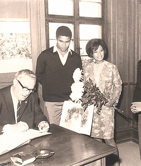 Rudolf Dassler, fundador da Puma, assina um contrato com Eusébio em Herzogenaurach, na Alemanha. O português tornava-se assim no primeiro futebolista a ter umas chuteiras de assinatura, as Puma King.