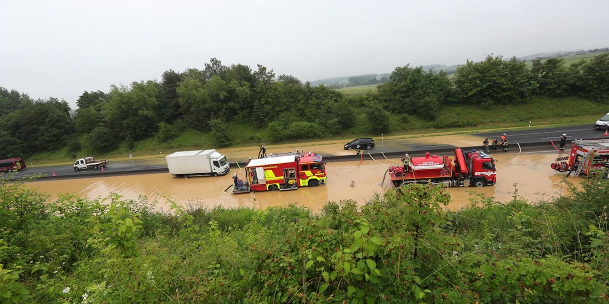Bis zu 1200 Kubikmeter Wasser und Schlamm blockierten am Montag die A3 Richtung Frankreich.