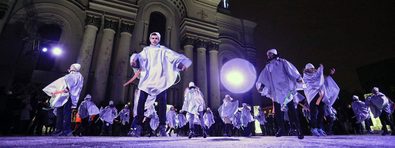 Junge Tänzerinnen und Tänzer treten während der Eröffnungsfeier der Kulturhauptstadt Europas vor der Kirche des Erzengels Michael auf dem Unabhängigkeitsplatz in Kaunas, Litauen auf. 
