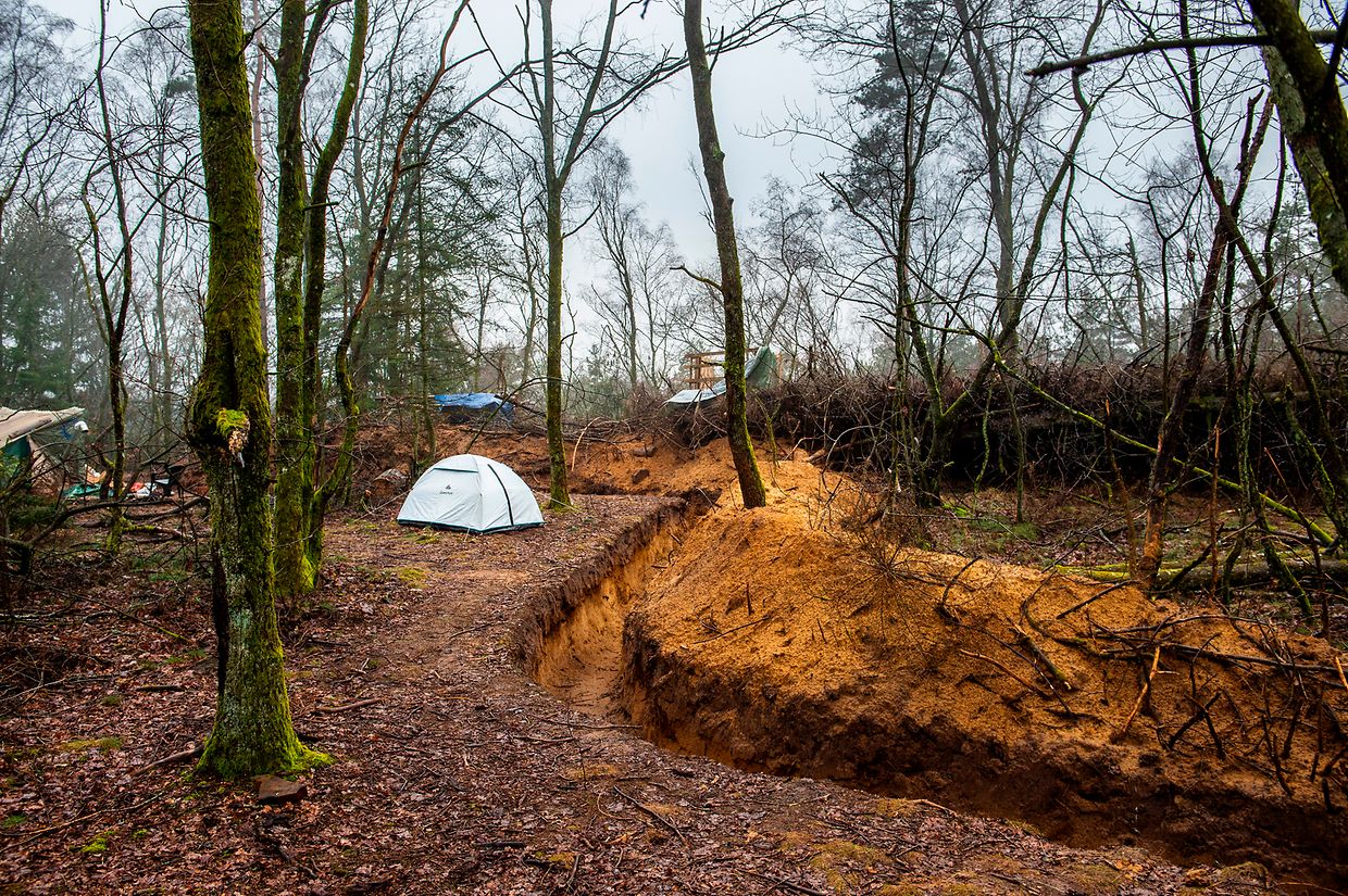 Une tranchée profonde de plus d'un mètre sur son tracé.