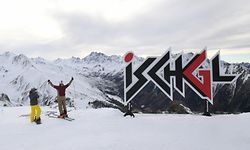 ARCHIV - 25.11.2018, Österreich, Ischgl: Zwei Wintersportler stehen am Pardatschgrat im Skigebiet von Ischgl und schauen in Richtung Horizont. Österreich verhängt für alle Einreisenden aus Corona-Risikogebieten vom 7. Dezember bis zum 10. Januar eine zehntägige Quarantänepflicht. Ziel sei es, den Tourismus weitgehend einzudämmen, teilte die Regierung am Mittwoch in Wien mit. Foto: Felix Hörhager/dpa +++ dpa-Bildfunk +++