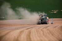 Landwirtschaft, Trockenheit, Bauer, Traktor,  Feld bei Mertzig, Foto: Guy Wolff/Luxemburger Wort
