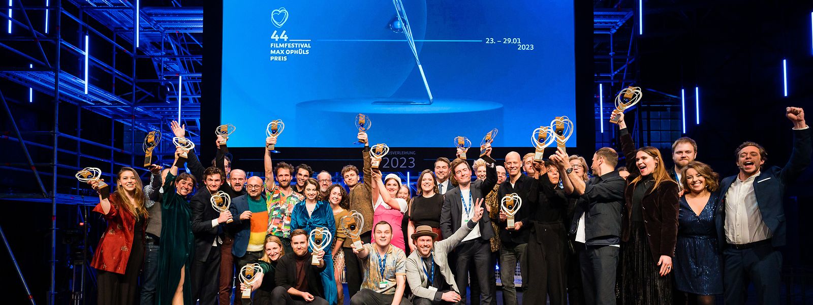 Die Preisträger des 44. Filmfestival Max Ophüls Preis feiern auf der Bühne. 