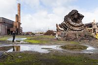 Hier sind Überreste der ehemaligen Mischer zu sehen. Sie waren noch mit Roheisen gefüllt, als das Werk stillgelegt wurde. 