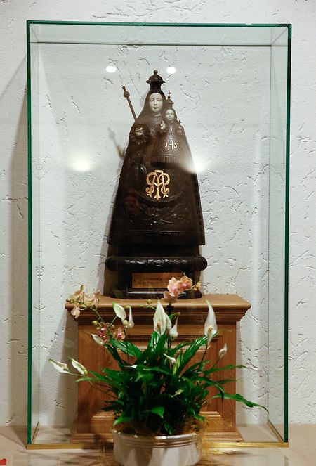 Unweit vom Sarkophag entfernt, steht eine Muttergottesfigur hinter Glas.