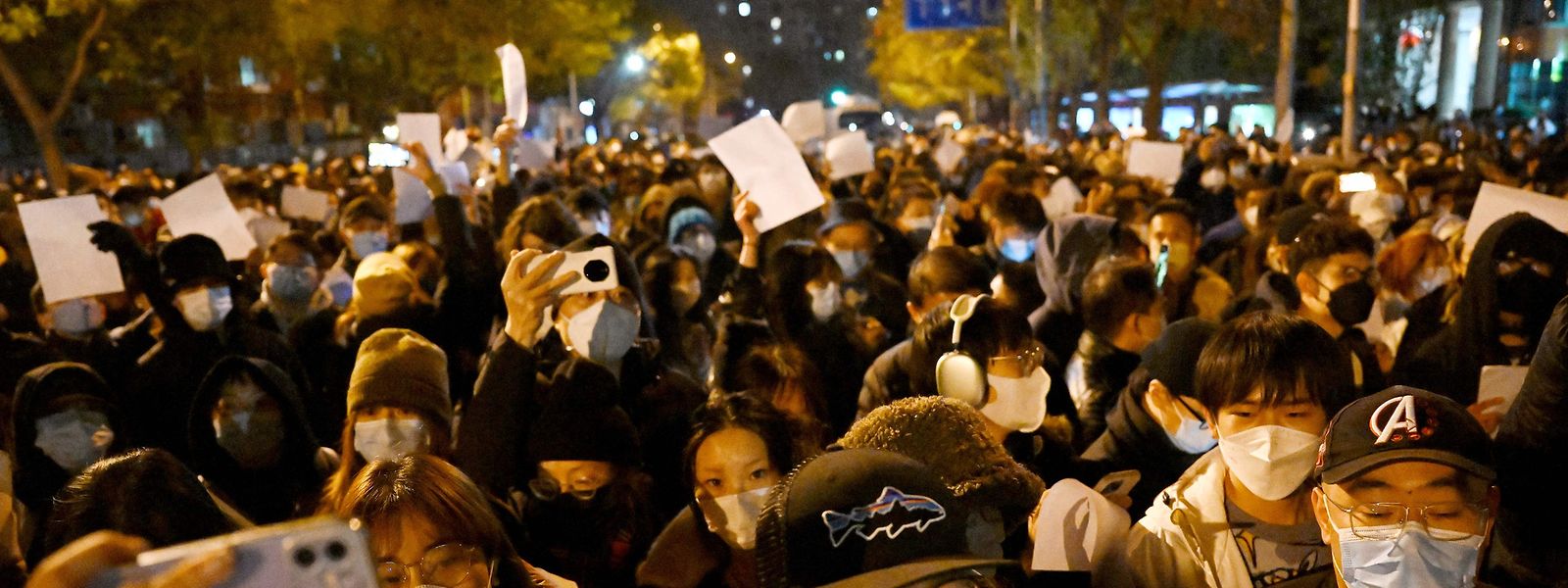 Die Demonstrationen vom Wochenende dauerten in vielen Städten bis in die Nacht zum Montag an. 