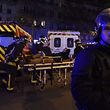 Rettungkräfte evakuieren einen Verletzten aus der Konzerthalle "Bataclan".