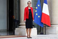 (FILES) In this file photo taken on October 25, 2017 French Transports Minister Elisabeth Borne leaves after the Elysee Presidential Palace after the weekly cabinet meeting in Paris. - Elisabeth Borne was named as the new French Prime Minister on May 16, 2022. (Photo by Patrick KOVARIK / AFP)