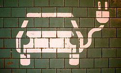 ARCHIV - 10.01.2023, Niedersachsen, Laatzen: Ein Symbol markiert einen Parkplatz mit einer öffentlichen Ladesäule für Elektroautos an einem Einkaufszentrum. (zu dpa: «Weniger Benziner und Diesel - mehr Stromer und Hybride in Bayern») Foto: Julian Stratenschulte/dpa +++ dpa-Bildfunk +++