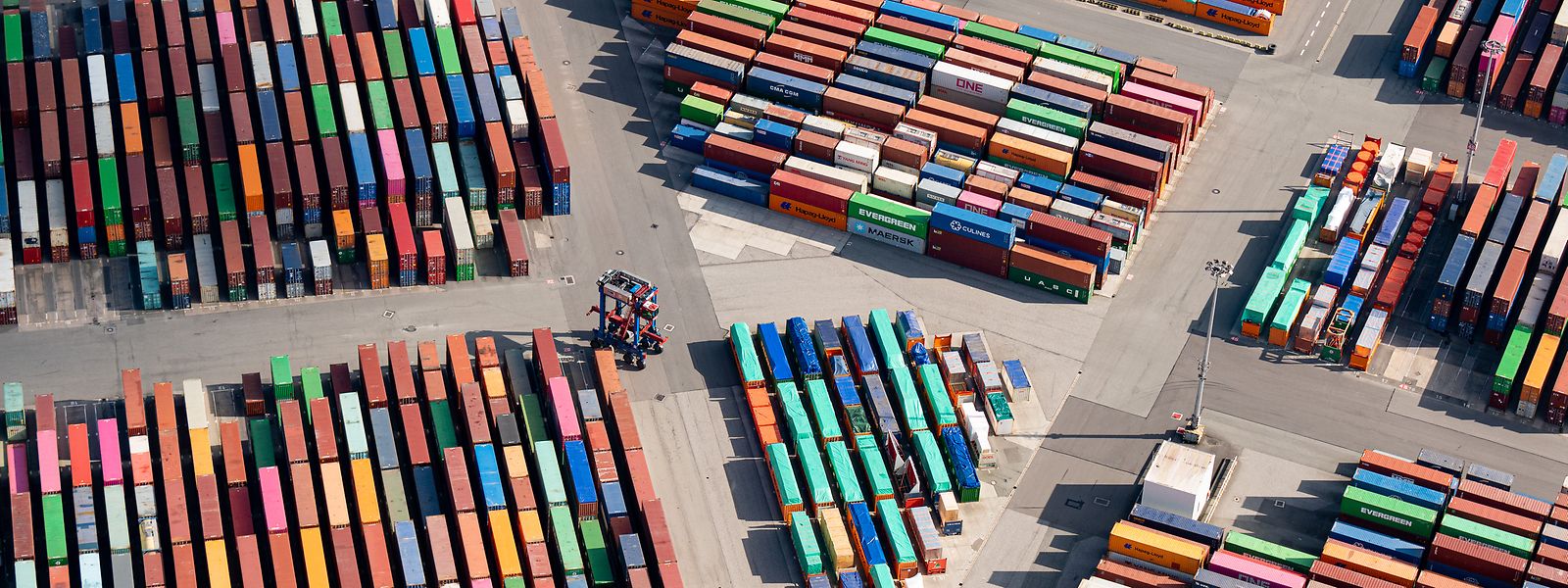 Ein Containerterminal im Hamburger Hafen. Der deutschen Wirtschaft steht nach Einschätzung prominenter Ökonomen eine jahrelange Phase schwachen Wachstums bevor.