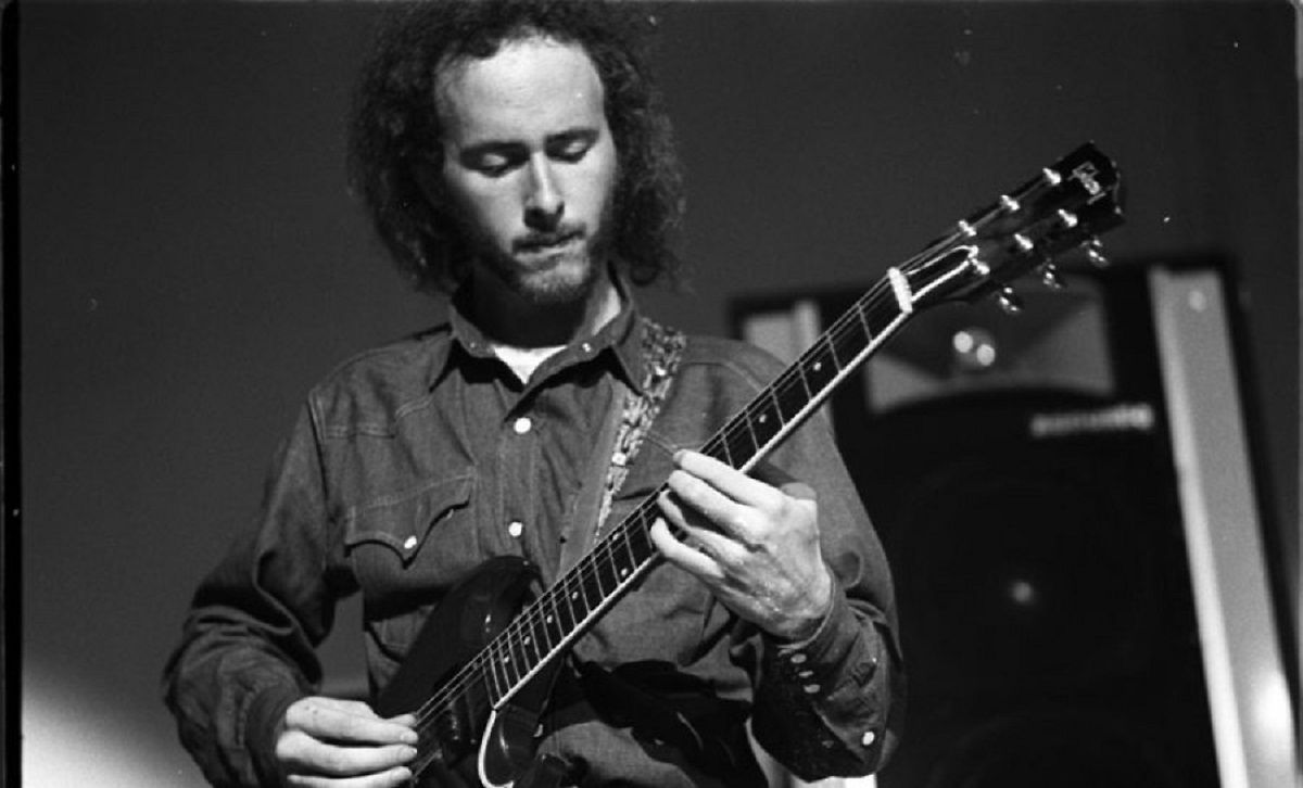 Der Künstler als junger Mann: Robby Krieger mit der derzeit unauffindbaren Gibson SG, im September 1968 in London. 
