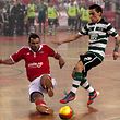 O jogador do Benfica, C�sar Paulo (E) disputa a bola com o jogador do Sporting, Divanei (D), durante o 4.� jogo da final do campeonato de Futsal, disputado no pavilh�o da Luz, em Lisboa, 23 de junho de 2013. MANUEL DE ALMEIDA / LUSA
