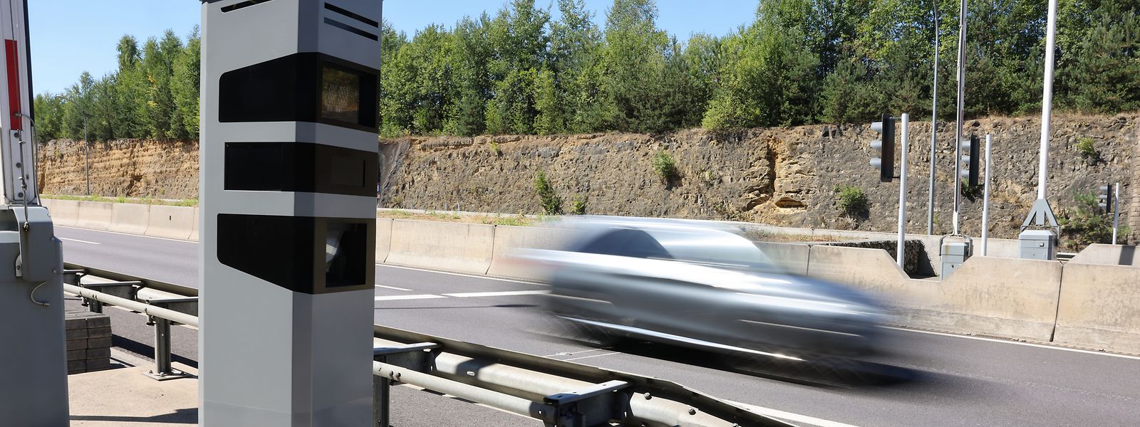 Der Streckenradar an der Einfahrt des Tunnel Grouft. Am Donnerstag ist er in die Testphase eingetreten.