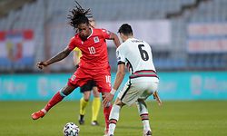 Gerson Rodrigues, hier gegen Portugals José Fonte (r.), erzielt das 1:0 für Luxemburg.