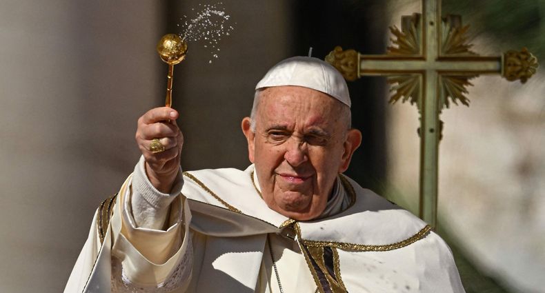 Papst Franziskus segnet Teilnehmer der Ostersonntagsmesse auf dem Petersplatz. 
