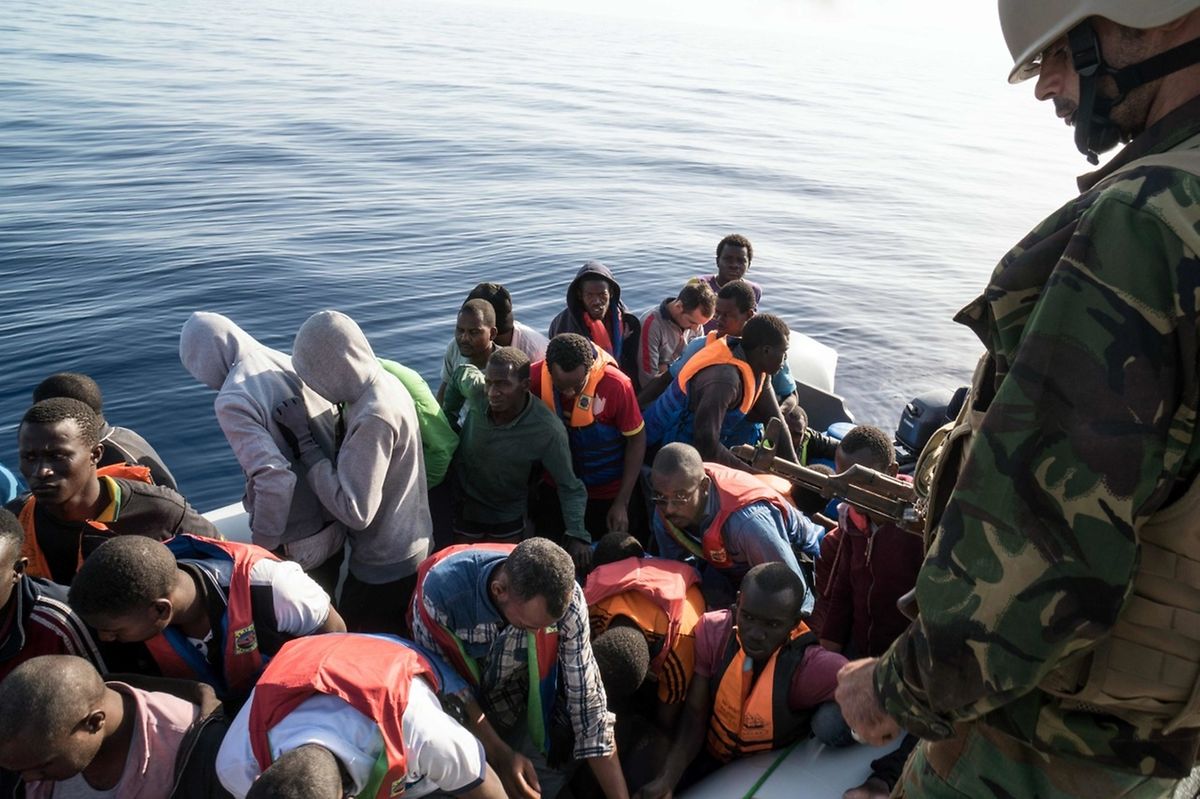 Vor Lampedusa legen immer noch regelmäßig Boote an, die Flüchtlinge nach Europa bringen.