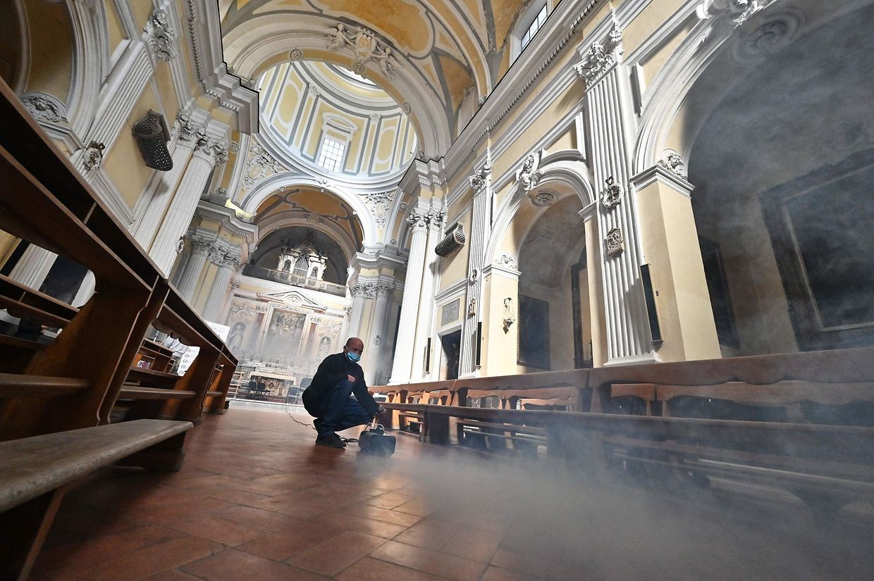 Centro de testes na basílica "San Severo fuori le mura", em Nápoles. 