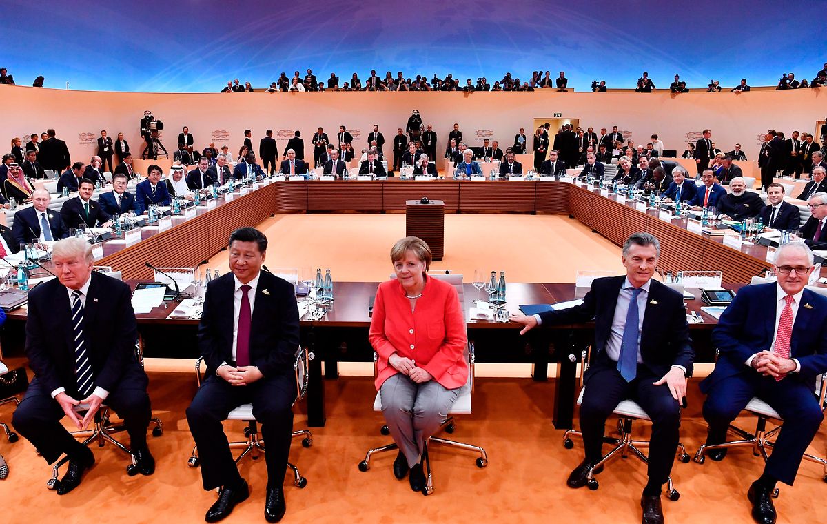 Am Tisch: Donald Trump, Chinas Präsidetn Xi Jinping, Angela Merkel, der argentinische Präsident Mauricio Macri und Australiens Premier Malcolm Turnbull (v.l.) posieren vor der ersten Sitzungsrunde. 