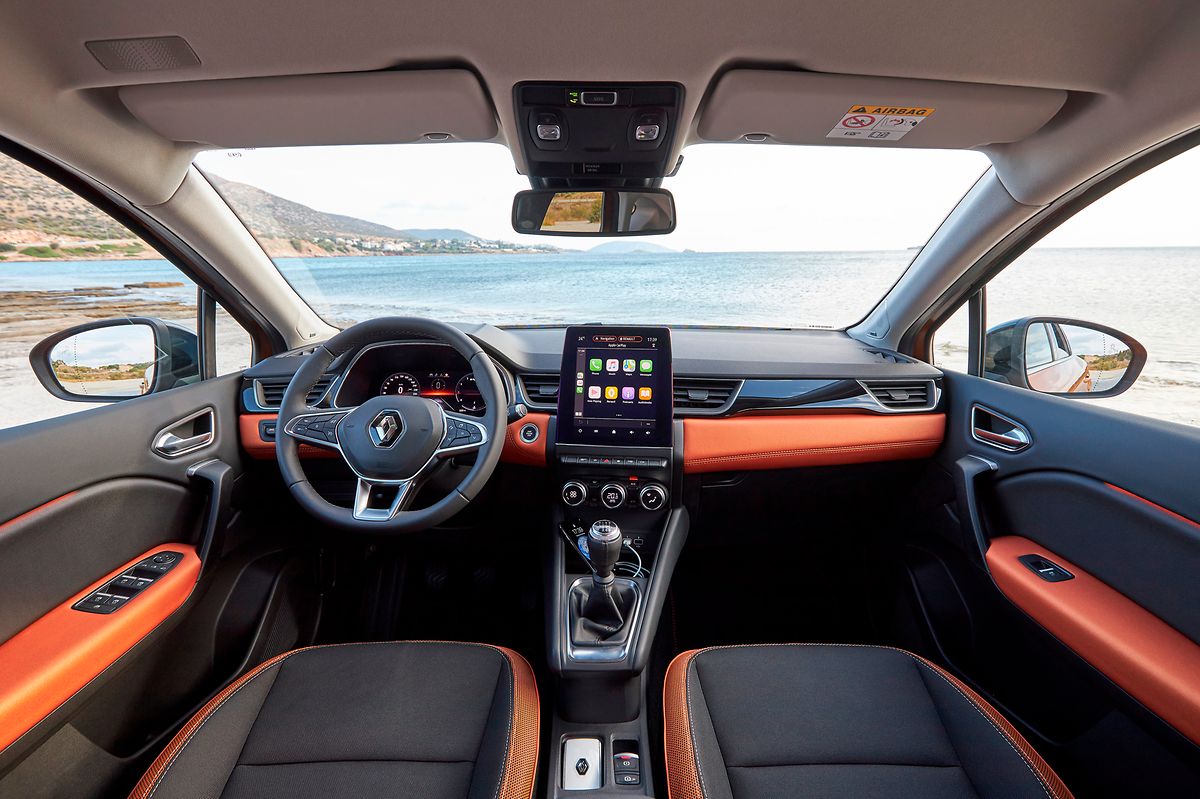Ähnlich wie im Clio zieht der hoch stehende Touchscreen über der Mittelkonsole auch im aufgeräumten Captur-Cockpit die Blicke auf sich.