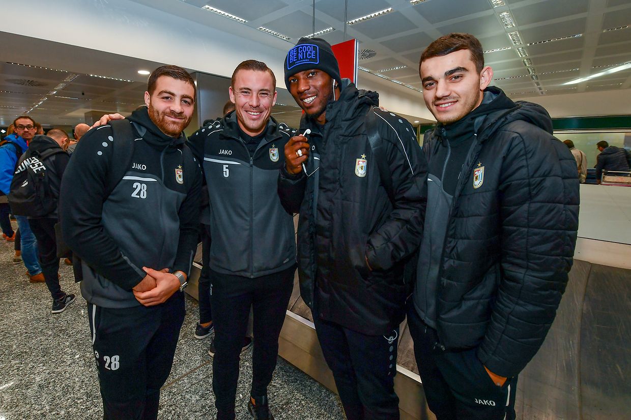 Warten auf das Gepäck: Nicolas Perez, Tom Schnell, Stelvio Cruz und Danel Sinani (v.l.n.r.). 