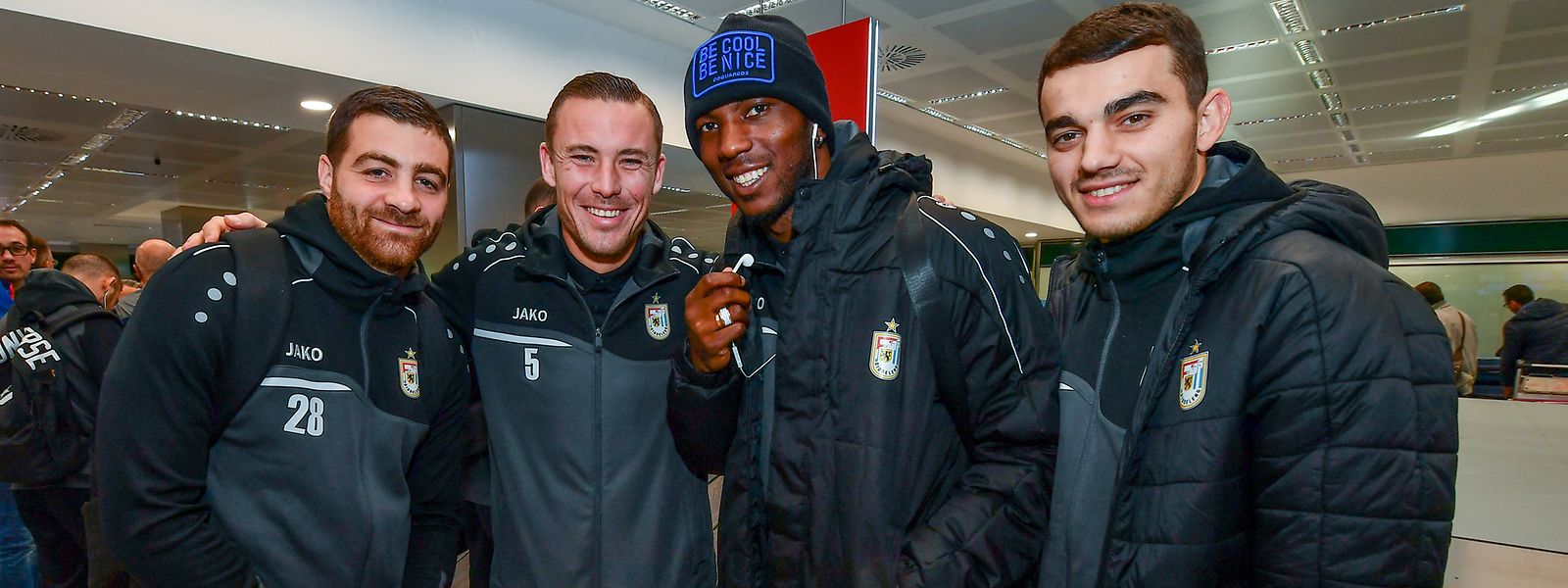 Warten auf das Gepäck: Nicolas Perez, Tom Schnell, Stelvio Cruz und Danel Sinani (v.l.n.r.).