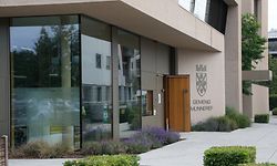 Seit 2012 werden die Geschicke der Gemeinde in der modernen Mairie an der Place des Villes jumelées geleitet.