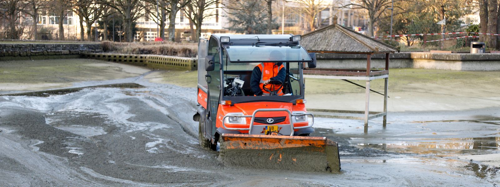 Mehrere Tage lang waren Mitarbeiter des Service des Parcs und des Service Canalisation mit den Reinigungsarbeiten im Park beschäftigt. 
