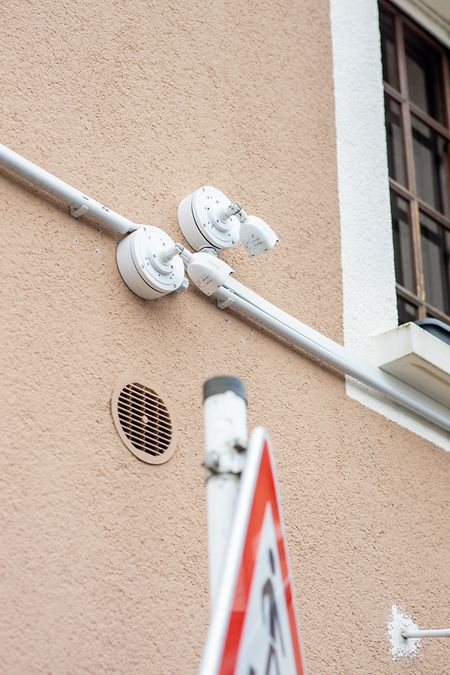 Moradores também se queixam da falta de privacidade, devido às câmaras de vigilância instaladas fora e dentro do edifício.