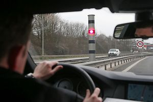 Radar auf der A4. Geschwindigkeitsüberwachung. Photo Guy Jallay