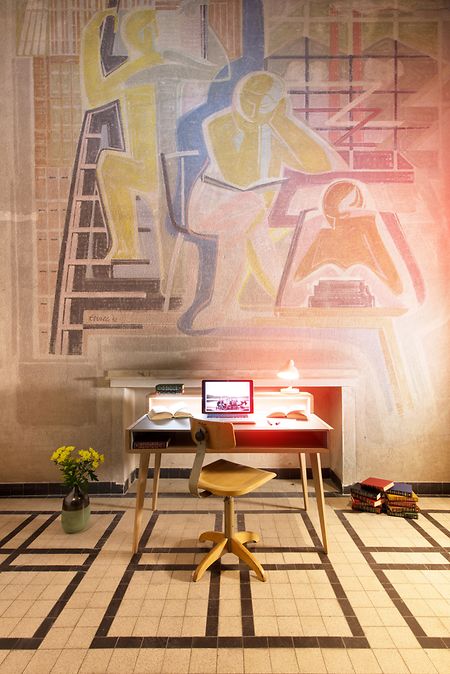 Smarte Details sind die wirklichen Neuheiten bei den Möbeln, die Einrichtungsfirmen auf der Messe IMM Cologne präsentieren werden: Der Schreibtisch Sol von Team 7 hat eine Steckdose mit USB-Anschluss und eine Ladestation für Mobiltelefone. 