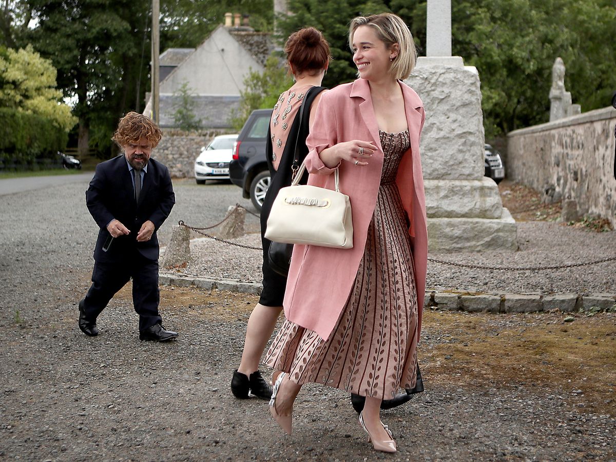 Die Schauspieler Peter Dinklage (l) und Emilia Clarke (r) kommen zur Trauung von Rose Leslie und Kit Harington in der Kirche von Rayne.
