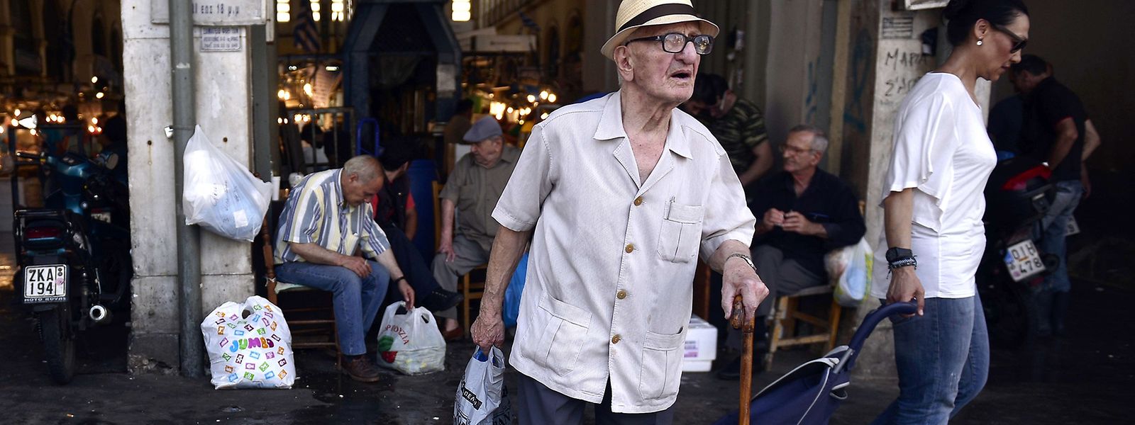 Ein älterer Mann vor dem Athener Zentralmarkt. Griechenland, EU und IWF streiten weiter um Reformen, zu denen wohl auch Einschnitte beim Rentensystem zählen würden.