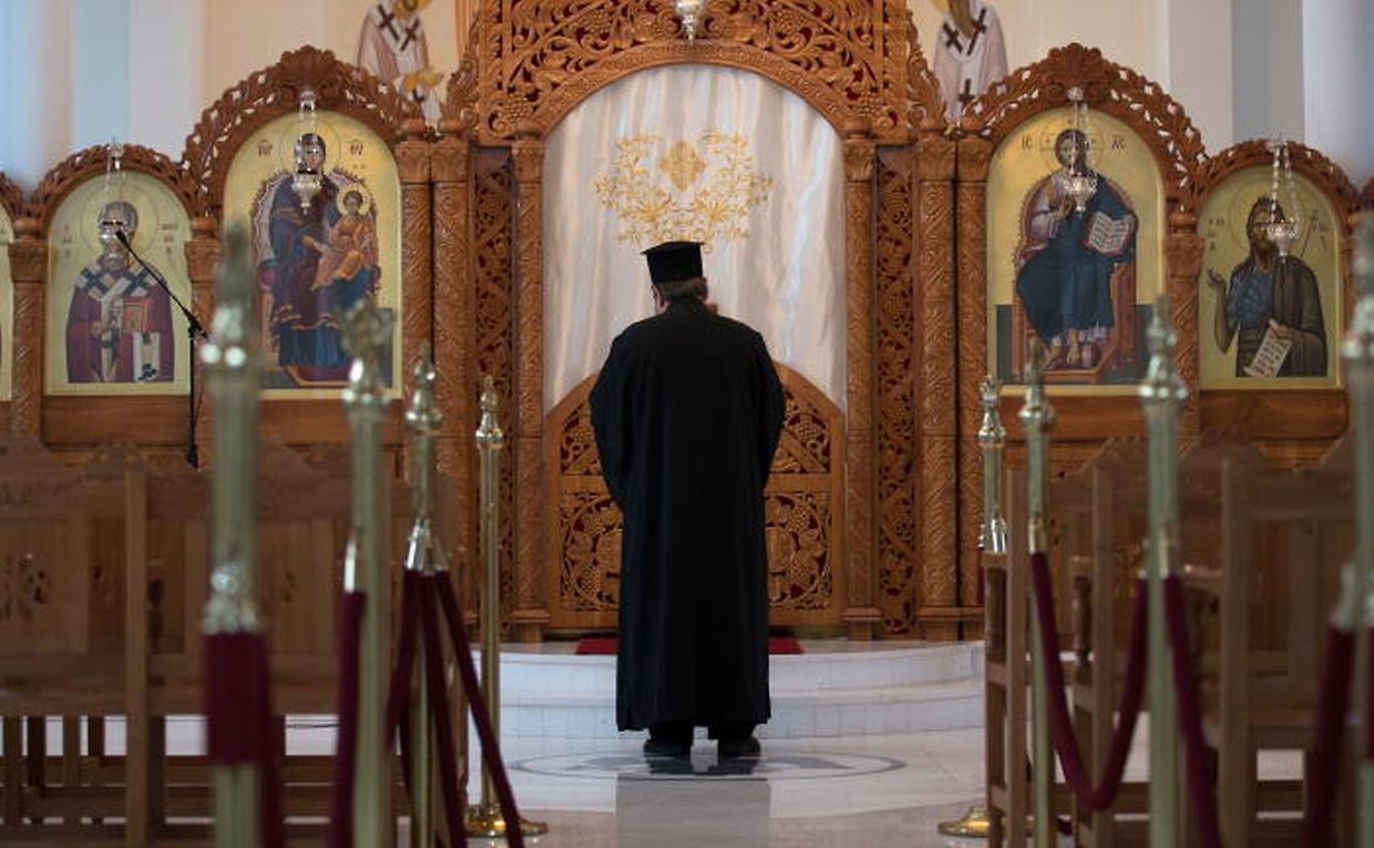 Le père Panajiotis Moshonas est le prêtre de l'église orthodoxe hellénique