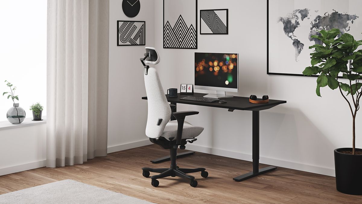 Der Büromöbel-Hersteller Kinnarps bringt mit der Serie „P“ einen verstellbaren Sitz-Steh-Schreibtisch konkret fürs Homeoffice auf den Markt.