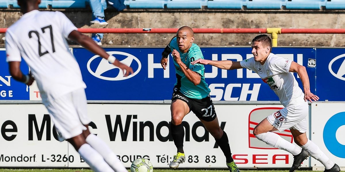 Bryan Mélisse, ici devant Artur Abreu, n'a manqué qu'un match de championnat, celui contre le Fola.