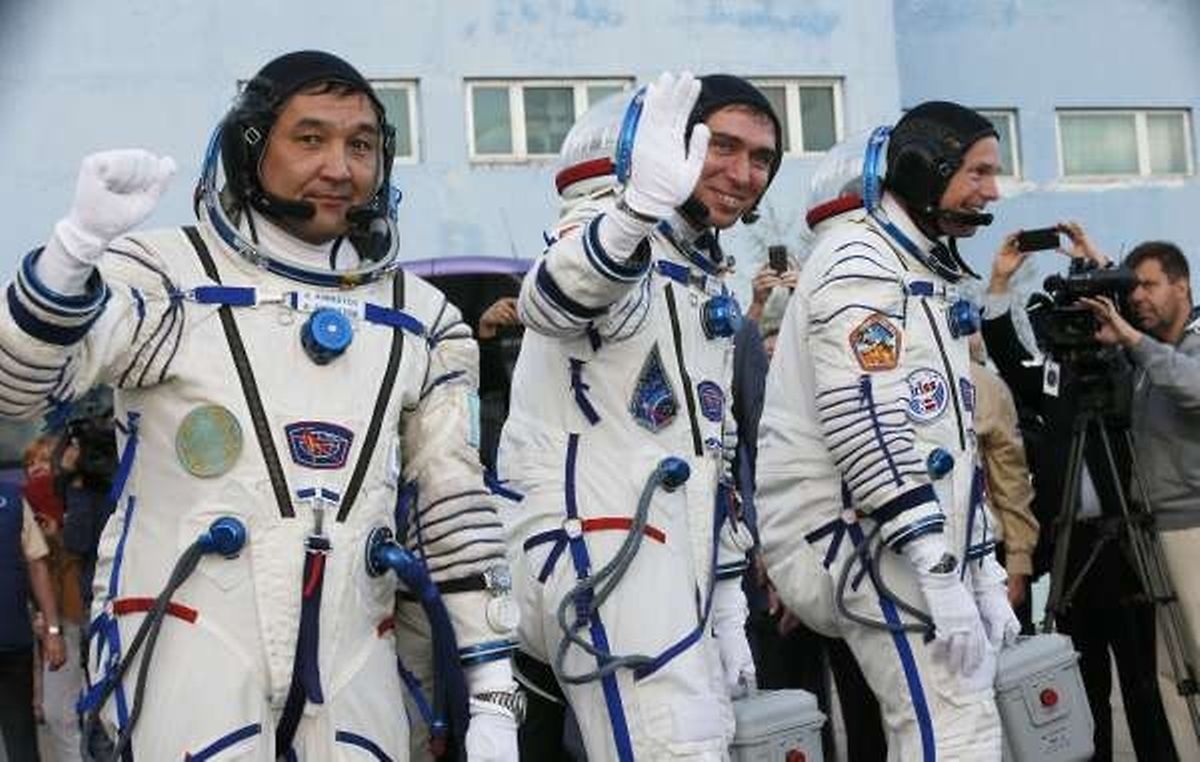 Le Danois Andreas Mogensen, le Russe Sergueï Volkov et le Kazakh Aïydin Aïmbetov, avant de monter à bord de la fusée.
