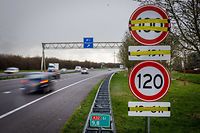 ARCHIV - 19.02.2020, Niederlande, Meppel: Ein Verkehrsschild mit Tempo 100 ist an einer Autobahn in Meppel über einem Schild mit dem Tempolimit 120 angebracht, aber noch überklebt. Im Kampf gegen gefährliche Stickoxide beginnen die Niederlande mit der Einführung von Tempo 100 auf Autobahnen. (Zu dpa: «Niederlande fangen mit Tempo 100 auf Autobahnen an») Foto: "wilbert Bijzitter"/ANP/dpa +++ dpa-Bildfunk +++
