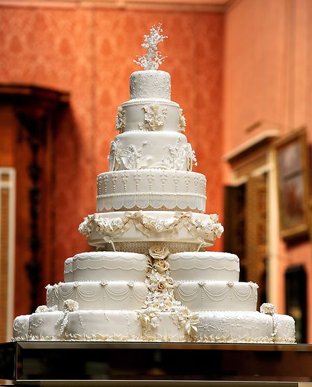 Ein elf Jahre altes Stück der achtstöckigen Hochzeitstorte, die von Fiona Cairns und ihrem Team für die Hochzeit von Prinz William und Kate angefertigt wurde, ist samt der originalen Verpackung versteigert worden. 