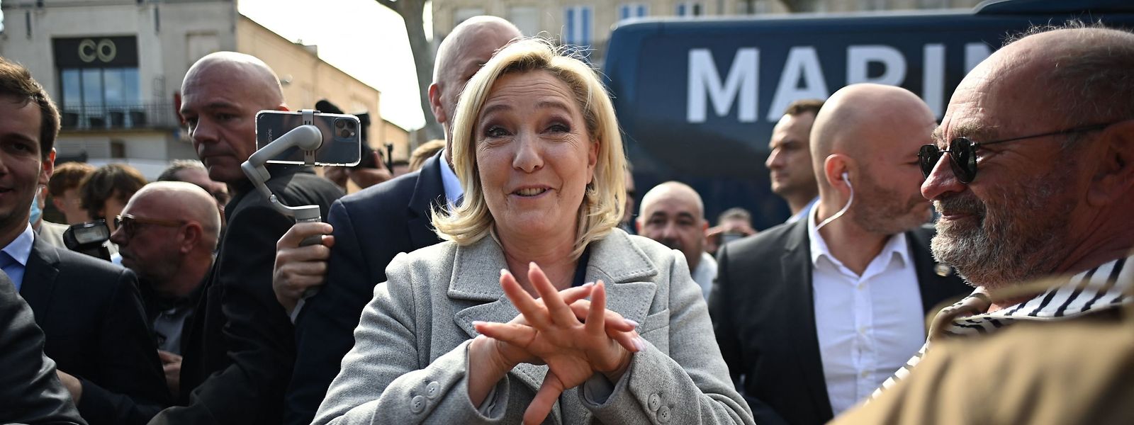 La candidate populiste de droite Marine Le Pen se montre sous son jour le plus charmant.