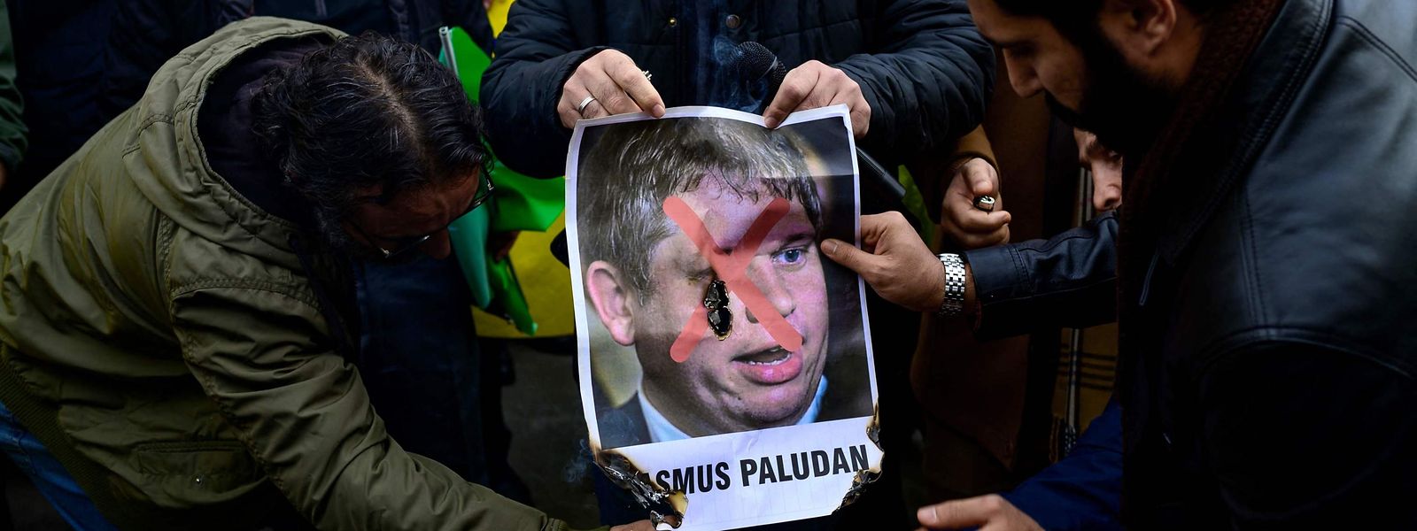 Vor dem schwedischen Generalkonsulat in Istanbul verbrennen Protestierende ein Foto des rechtsextremen schwedischen Aktivisten Rasmus Paludan.