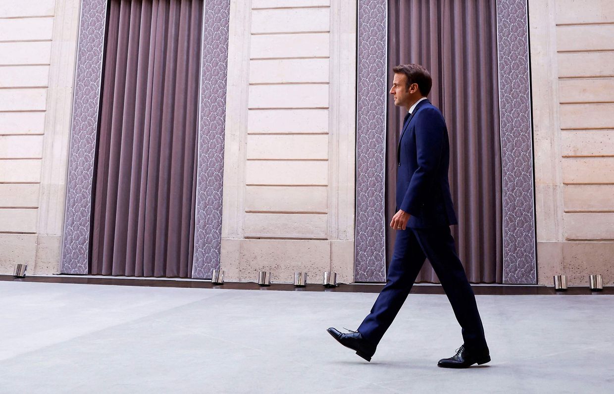Le président français Emmanuel Macron arrive au palais présidentiel de l'Elysée à Paris le 7 mai 2022 pour assister à sa cérémonie d'investiture en tant que président français, après sa réélection le 24 avril dernier.