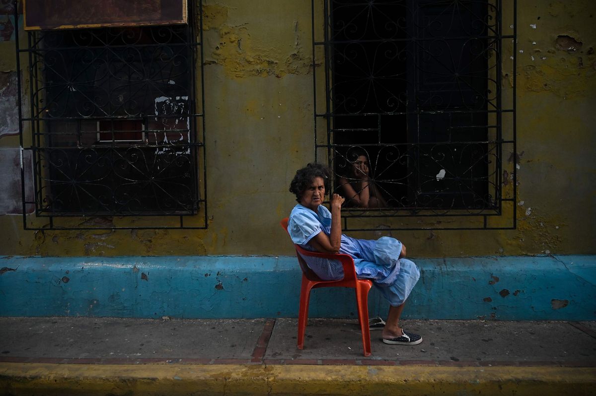 Eine Frau unterhält sich beim Fenster mit einer Nachbarin in Maracaibo, Venezuela.