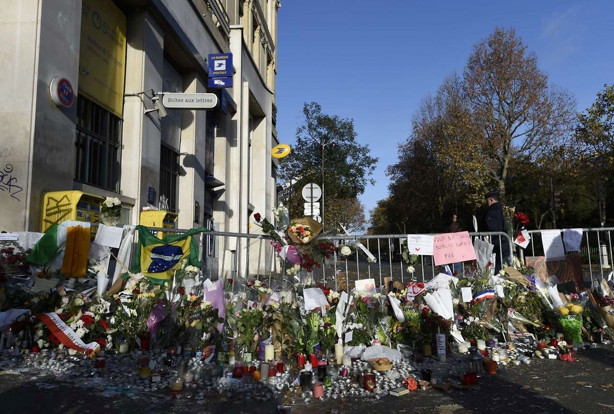 Blumen und Kerzen nahe des Bataclan-Konzertsaals.
