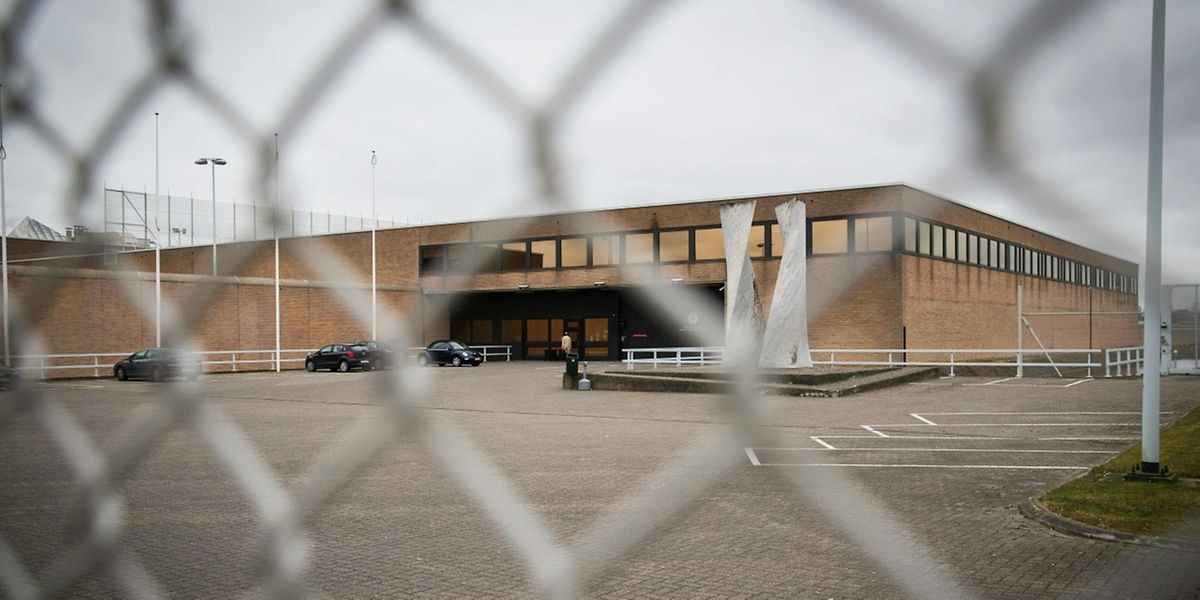 Der mutmaßliche Terrorist Abdeslam verbringt seine zweite Nacht hinter den Gittern des Gefängnisses in Brügge.