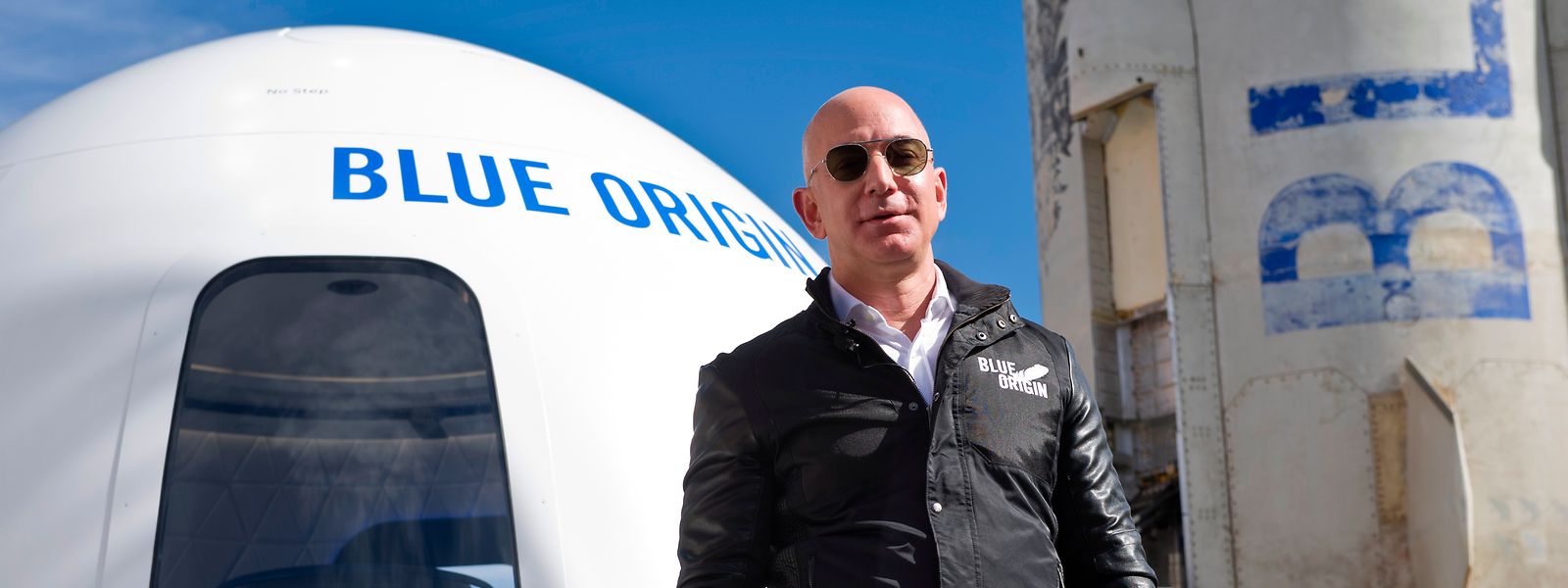 Milliardär Jeff Bezos vor einer Blue-Origin-Weltraumkapsel.