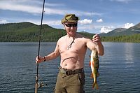 TOPSHOT - Russian President Vladimir Putin fishes in the remote Tuva region in southern Siberia. The picture taken between August 1 and 3, 2017. / AFP PHOTO / SPUTNIK / Alexey NIKOLSKY