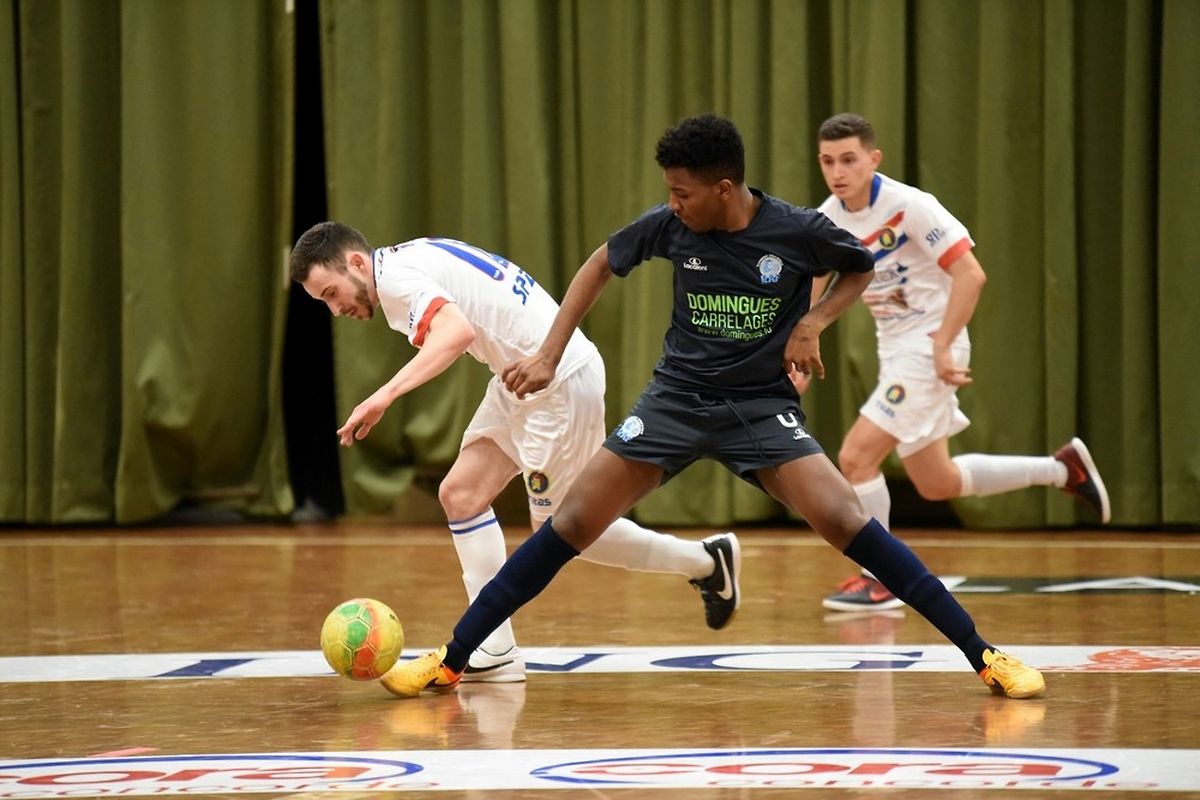 Vander-Zé Neves Silva (en noir) et le RAF Differdange ont fait trébucher Dany Nunes de Abreu et l'AS Sparta Dudelange