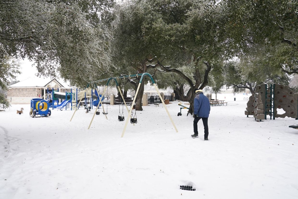 Vaga de frio sem precedentes está a paralisar o Texas. População está há vários dias sem energia e aquecimento.