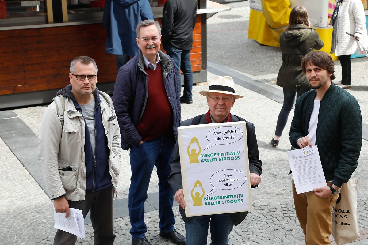 Mitglieder der Bürgerinitiative "Areler Strooss" forderten vor dem Rathaus am Knuedler unter anderem eine bürgernahe, transparente Planung.   